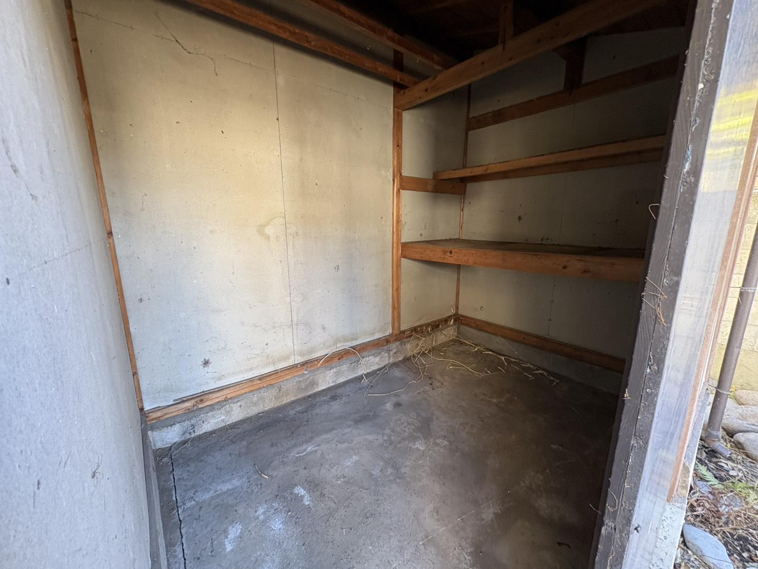 山形県山形市幸町の賃貸物件/年代を感じる物置。建物と同じく長く時を刻んだ相棒。