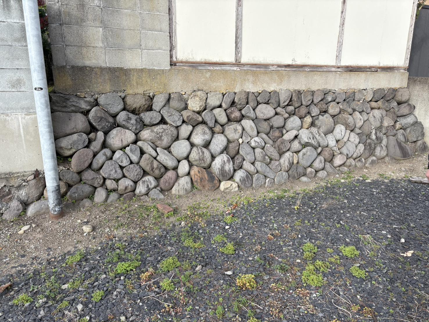 山形県山形市幸町の賃貸物件/建物裏の石垣。三の丸の名残を間近で感じられる場所。