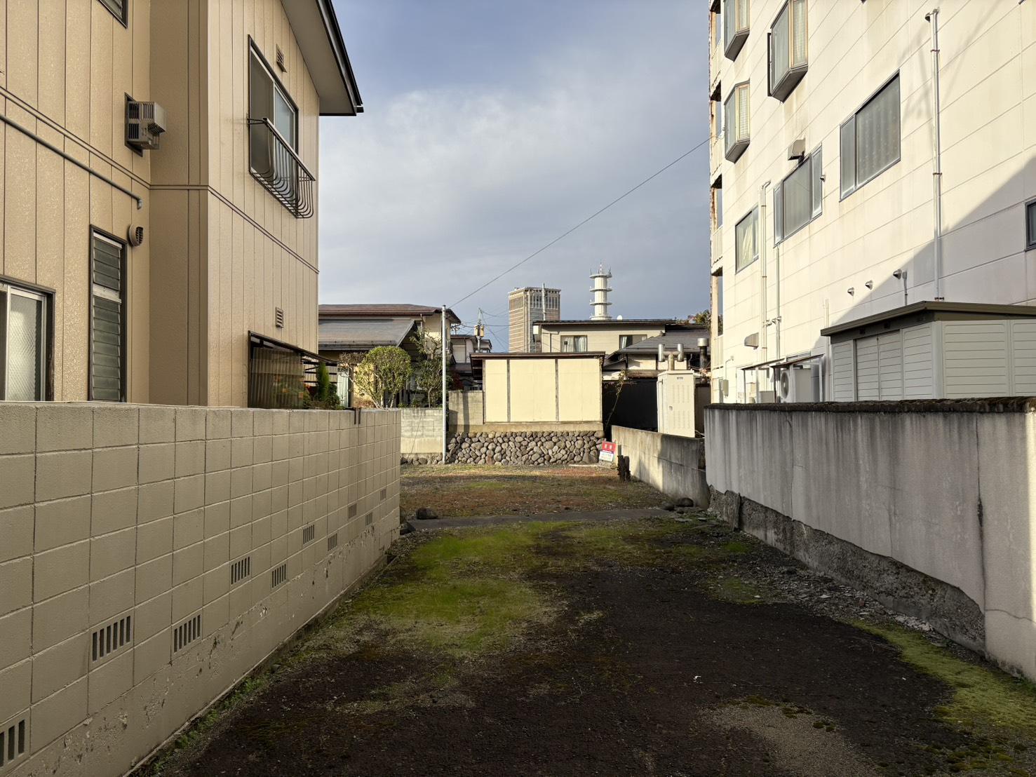 山形県山形市幸町の賃貸物件/裏手に残る石垣。敷地の“段差”はこの歴史の続き。