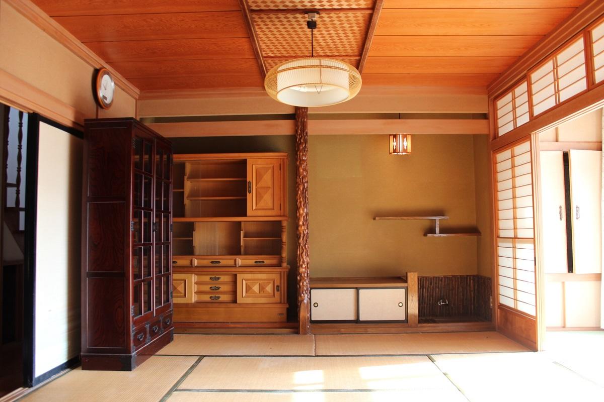 山形県東村山郡山辺町大字山辺の売買物件/縁側とつながる8帖の和室は南向きで、庭を一望できる特等席。