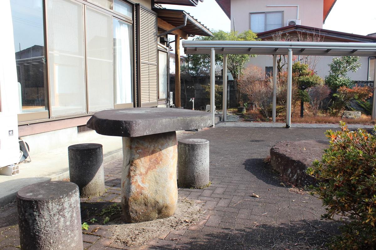 山形県東村山郡山辺町大字山辺の売買物件/レンガ敷きのスペースに、石のテーブルと椅子。
ここでコーヒーを飲んだり、夜風を浴びながら一息ついたりする光景がすぐに浮かびます。
