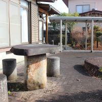 山形県東村山郡山辺町大字山辺の売買物件/レンガ敷きのスペースに、石のテーブルと椅子。
ここでコーヒーを飲んだり、夜風を浴びながら一息ついたりする光景がすぐに浮かびます。
