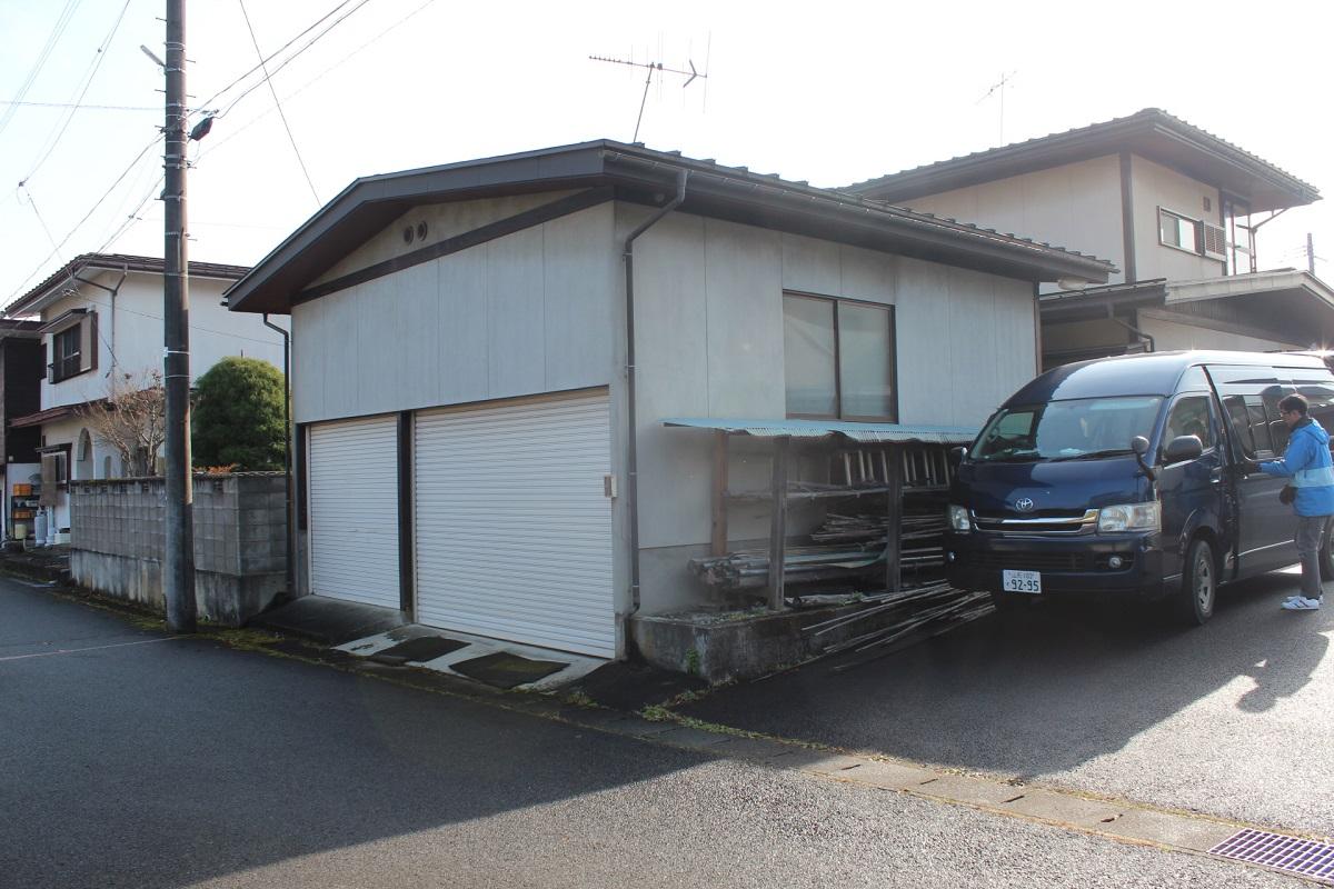 山形県東村山郡山辺町大字山辺の売買物件/敷地裏手には大きな車庫も。