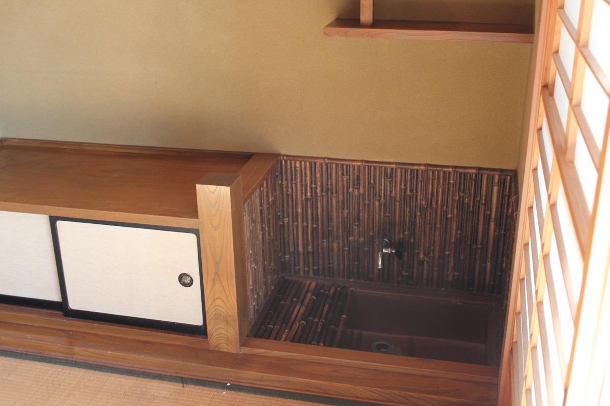 山形県東村山郡山辺町大字山辺の売買物件/8帖の和室には水屋もついている。