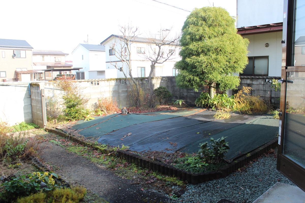 山形県東村山郡山辺町大字山辺の売買物件/本格的な家庭菜園スペースが。
勝手口と直結しているので、採れたての野菜をそのままキッチンへ。
