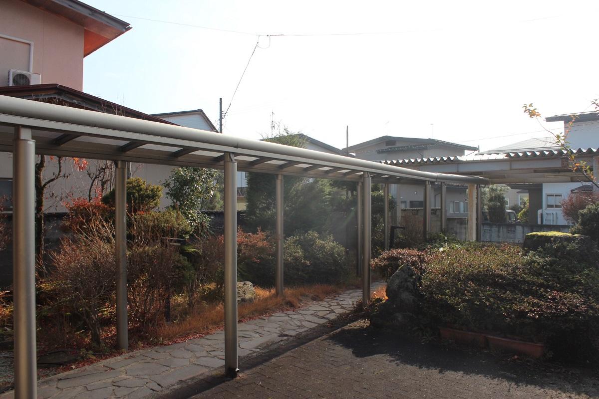 山形県東村山郡山辺町大字山辺の売買物件/玄関までのわずかな距離が、小さな舞台装置のように暮らしにリズムを与えてくれます。