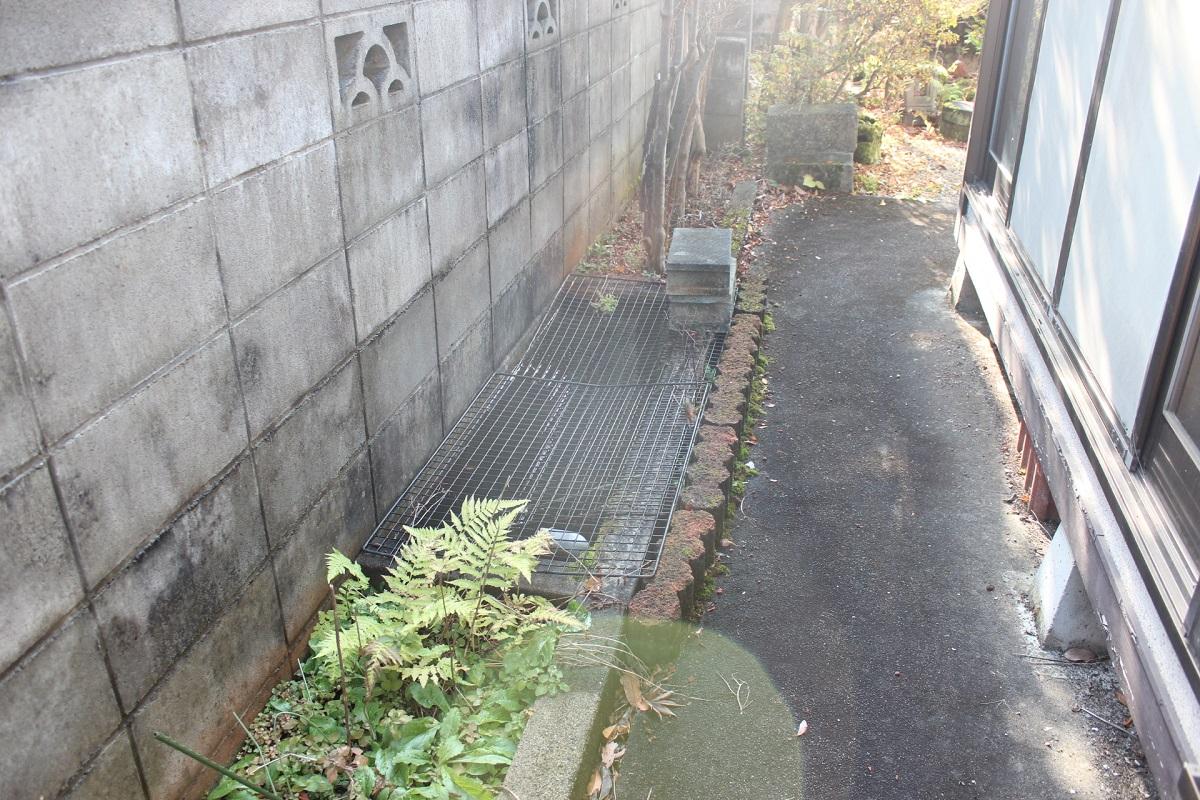 山形県東村山郡山辺町大字山辺の売買物件/花壇の延長を上手く利用した小さな池。縁日の金魚すくいで持ち帰った子たちを、この池で大事に育てていたそう。