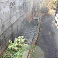 山形県東村山郡山辺町大字山辺の売買物件/花壇の延長を上手く利用した小さな池。縁日の金魚すくいで持ち帰った子たちを、この池で大事に育てていたそう。