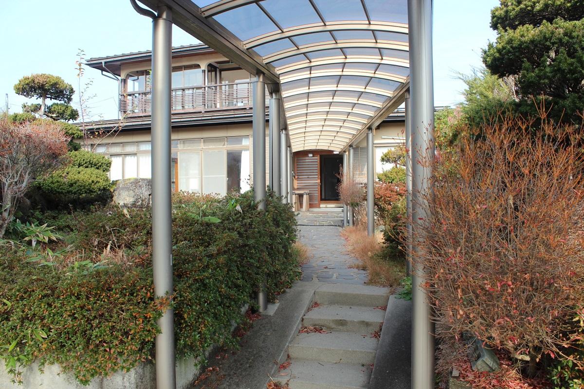 山形県東村山郡山辺町大字山辺の売買物件/カーポートから玄関まで伸びる屋根付きのアプローチ。