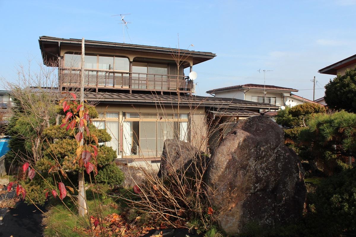 山形県東村山郡山辺町大字山辺の売買物件/立派な庭園越しの和風住宅。