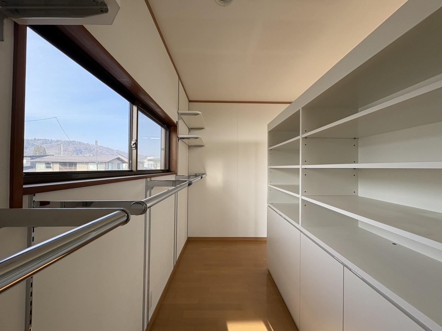 山形県東村山郡山辺町大字山辺の売買物件/オープン収納が使いやすそう。