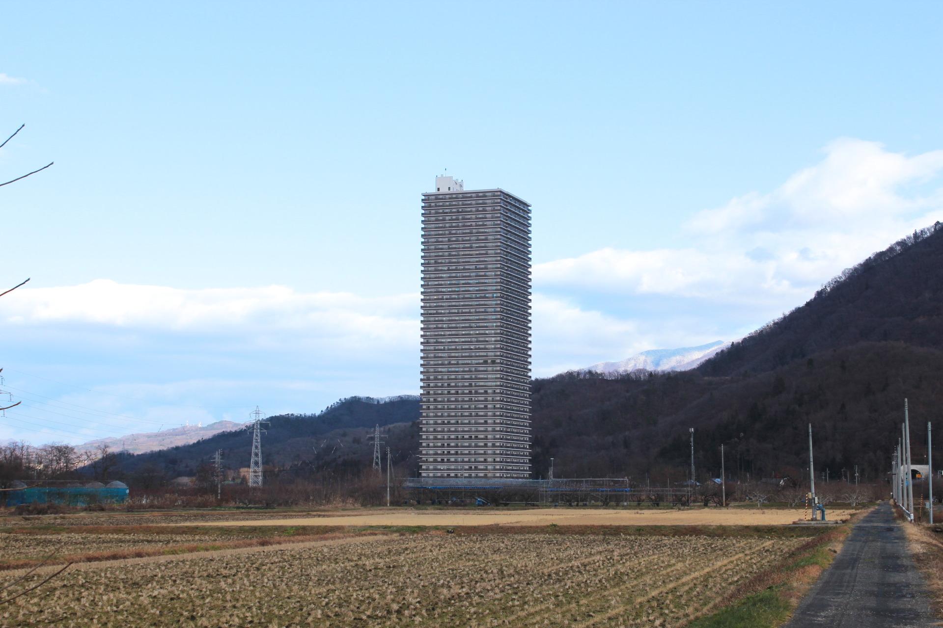 山形県上山市宮脇の売買物件/田んぼの中を走る国道沿いに、突然、異物のように現れる高層建築。この違和感の強さゆえ、SNSではたびたび話題になる存在です。