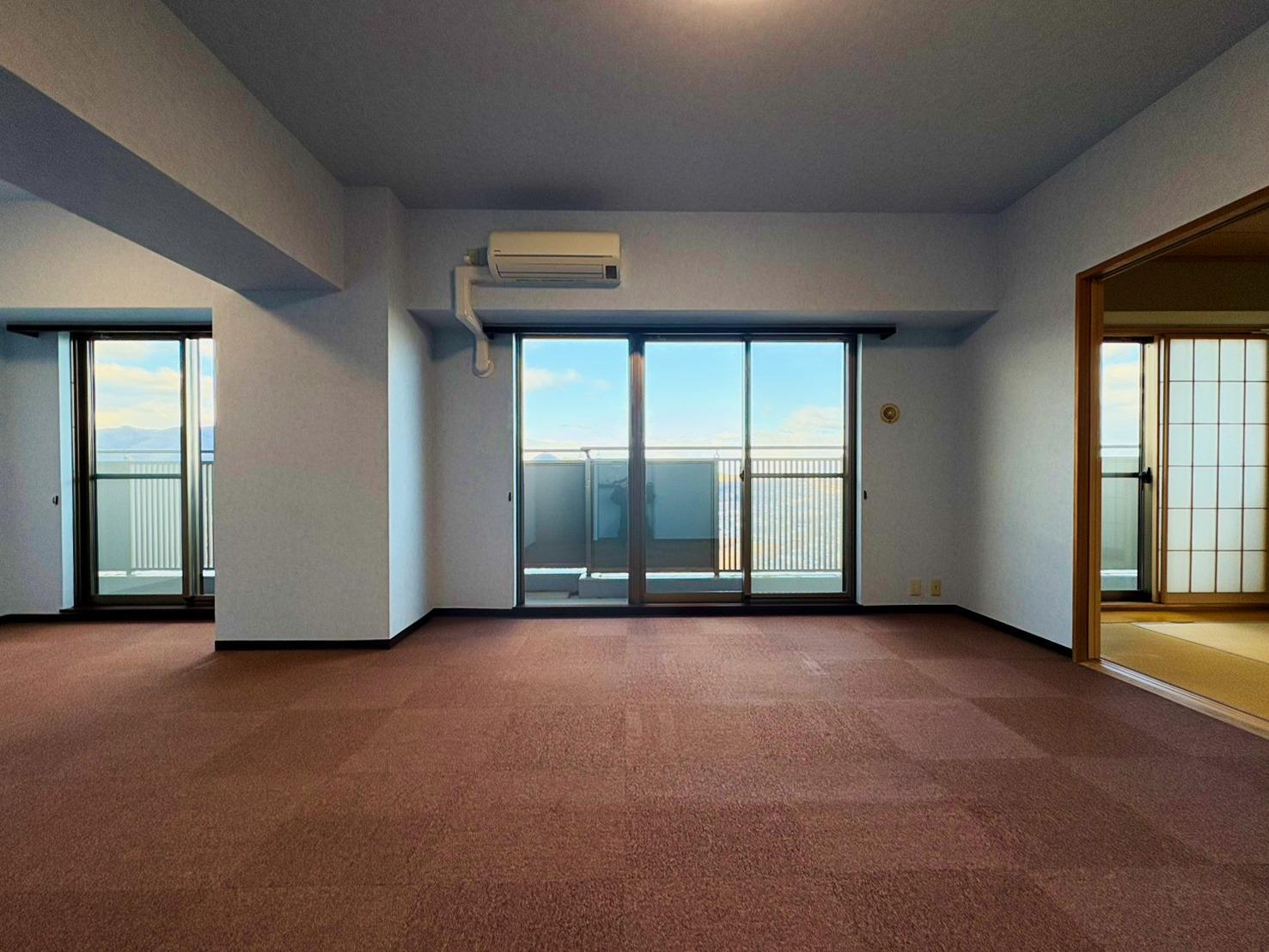 山形県上山市宮脇の売買物件/今回ご紹介するのは25階部分、北東の角部屋。
扉を開けた先に広がるのは、街並みではなく「風景」そのもの。