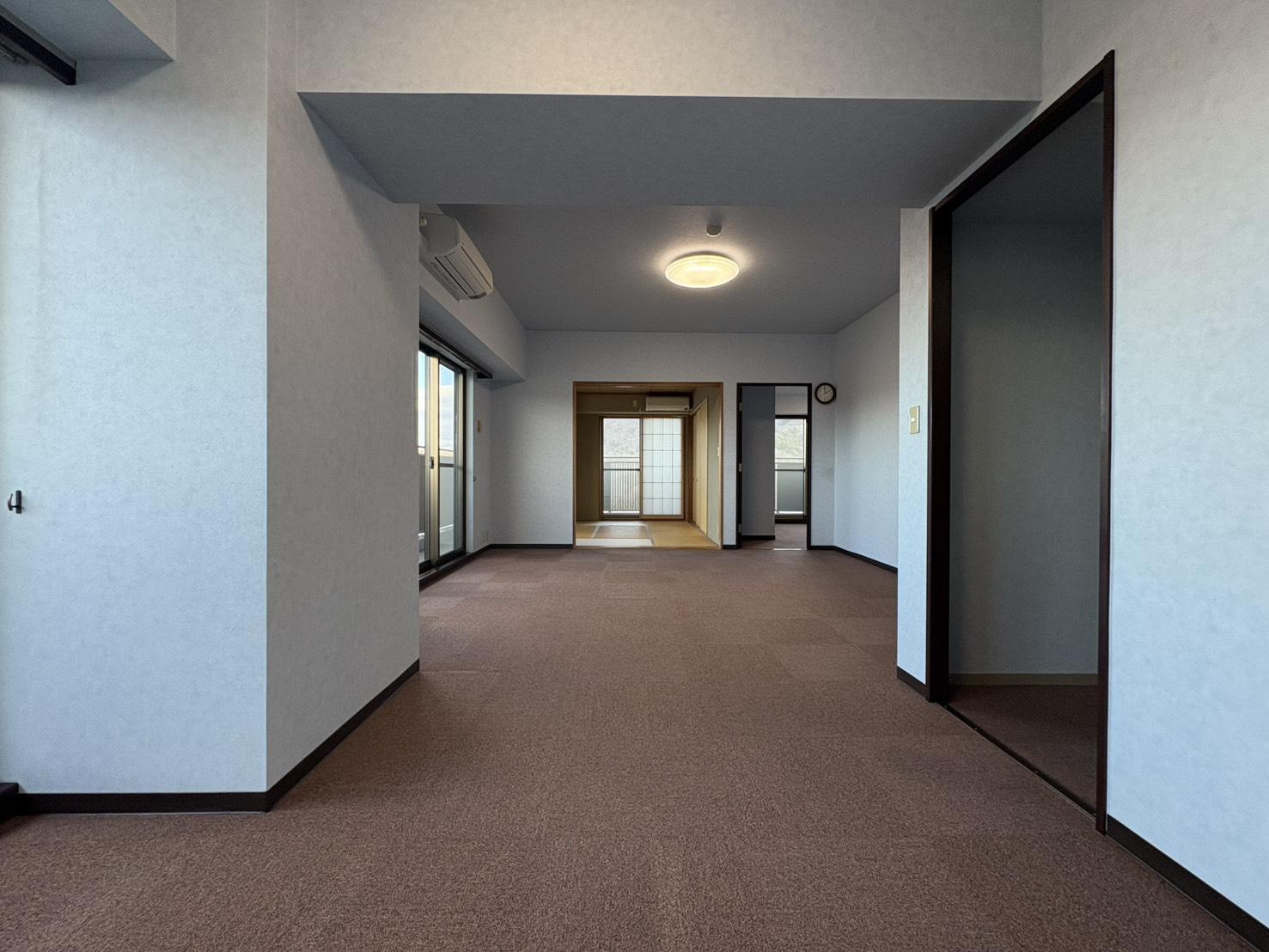 山形県上山市宮脇の売買物件/広々とした15.9帖のリビングダイニング。