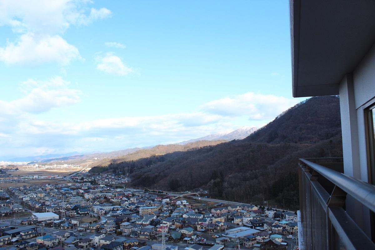 山形県上山市宮脇の売買物件/雪をまとった蔵王連峰。
