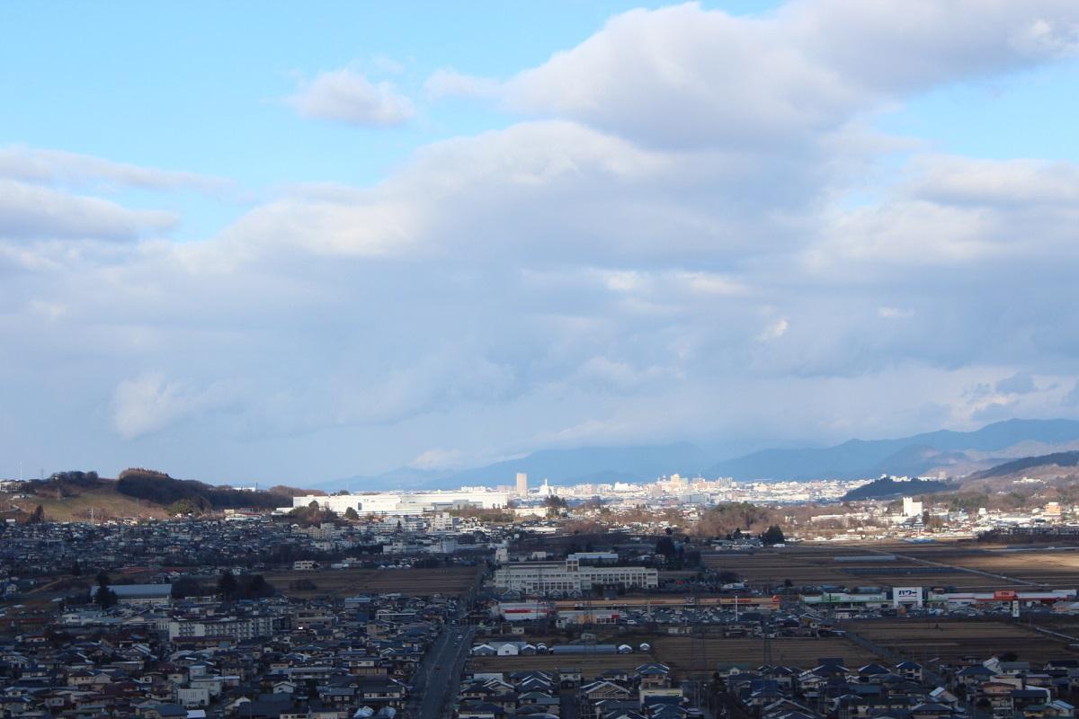 山形県上山市宮脇の売買物件/上山市街の奥に、さらに山形市内まで見渡せる視界。
視線を遮るものはほとんどなく、窓の外一帯がまるで自分の領域のように感じられます。