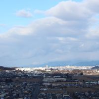 山形県上山市宮脇の売買物件/上山市街の奥に、さらに山形市内まで見渡せる視界。
視線を遮るものはほとんどなく、窓の外一帯がまるで自分の領域のように感じられます。