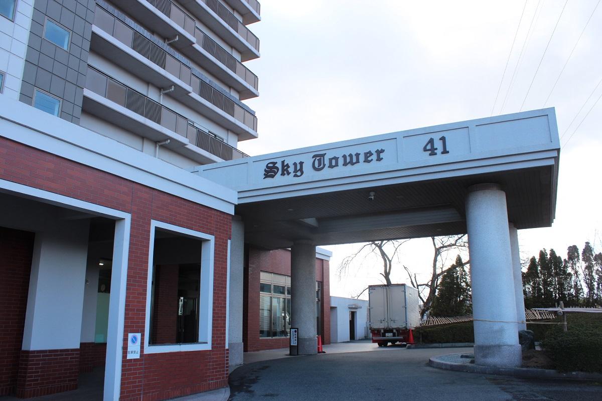 山形県上山市宮脇の売買物件/ここから、風景を所有する暮らしが始まる。
温泉地の街にそっと開く、41階タワマンの入口。