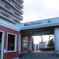 山形県上山市宮脇の売買物件/ここから、風景を所有する暮らしが始まる。
温泉地の街にそっと開く、41階タワマンの入口。