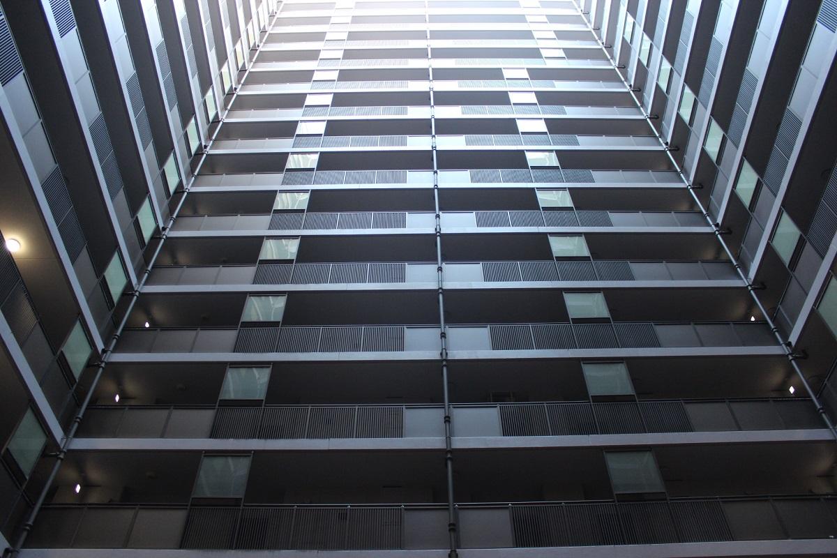 山形県上山市宮脇の売買物件/上山市とは思えない光景。
41階建てタワマンの内部は、少しサイバーパンク。