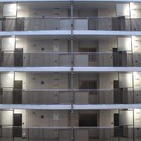 山形県上山市宮脇の売買物件/内廊下に並ぶ無数の玄関。
ここだけ切り取ると、まるで別の都市。