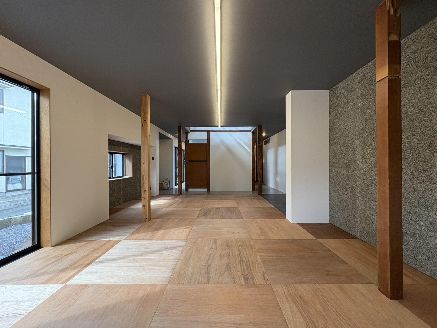 山形県山形市長町の賃貸物件/庭越しにやわらかな光が差し込みます。
以前より開口部は絞ったものの、一部天井を抜いたことで、明るさはむしろ向上しました。