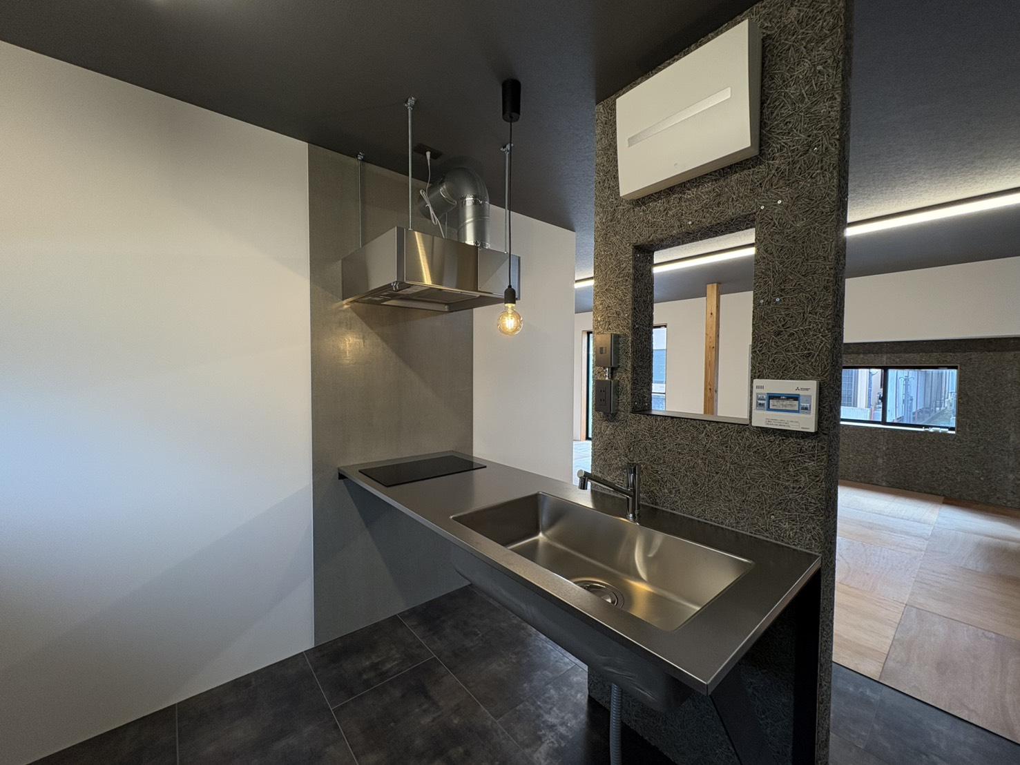 山形県山形市長町の賃貸物件/キッチンは既存の柱との相性を考え、造作で設計。
古材と並んでも違和感のない佇まいに仕上げています。
