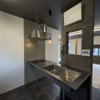 山形県山形市長町の賃貸物件/キッチンは既存の柱との相性を考え、造作で設計。
古材と並んでも違和感のない佇まいに仕上げています。
