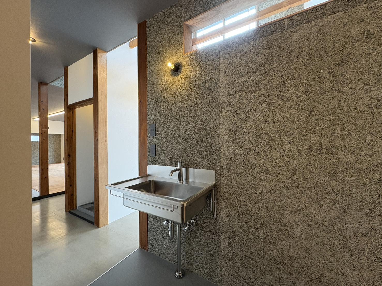 山形県山形市長町の賃貸物件/回遊できる土間スペースは洗面所としての機能も持ち合わせています。
遮るものがない自由な空間。