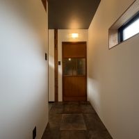 山形県山形市長町の賃貸物件/脱衣所のレトロなドアは古家の記憶を受け継いでいる。