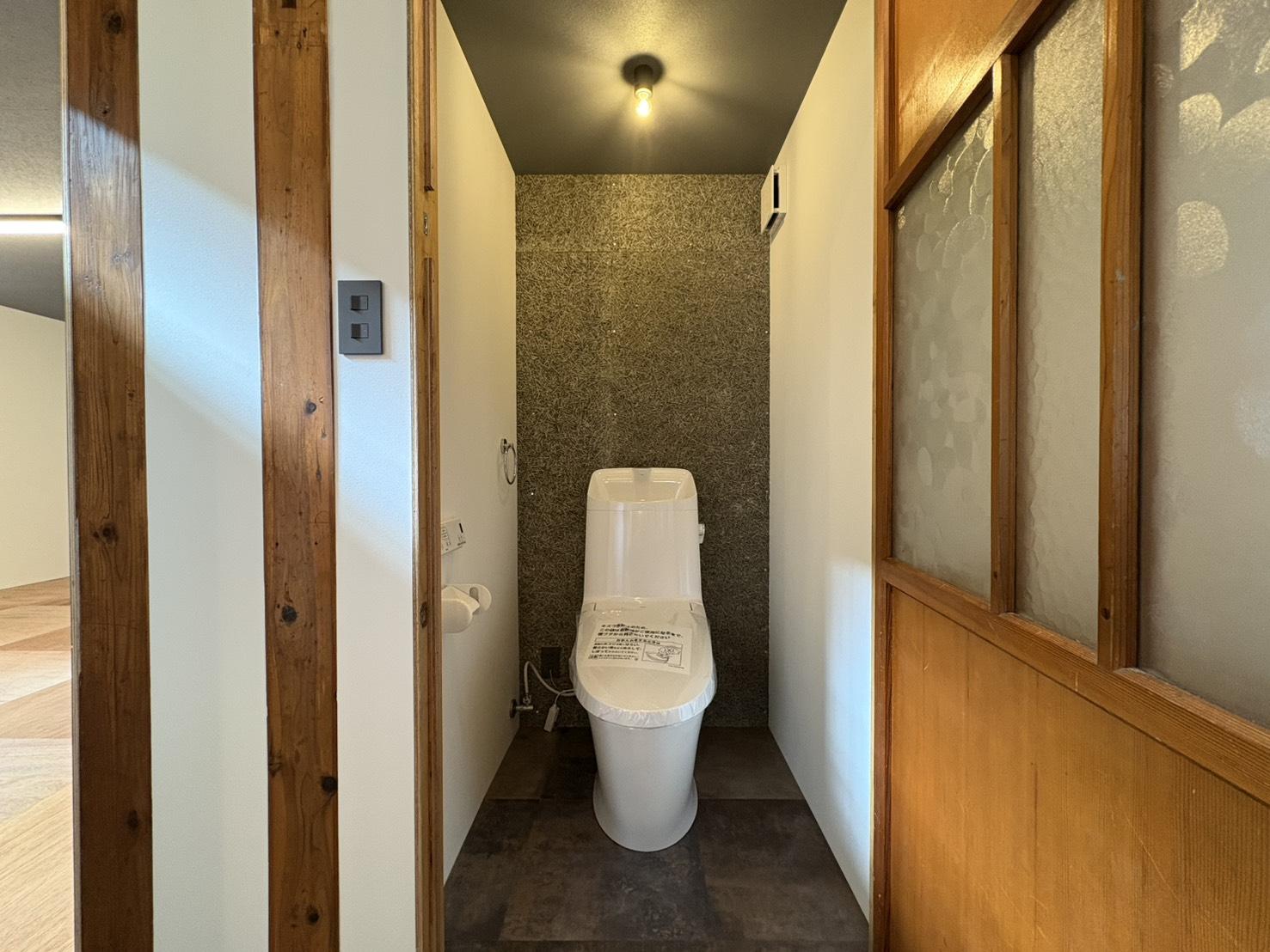 山形県山形市長町の賃貸物件/ドアを開けると真新しいトイレが。