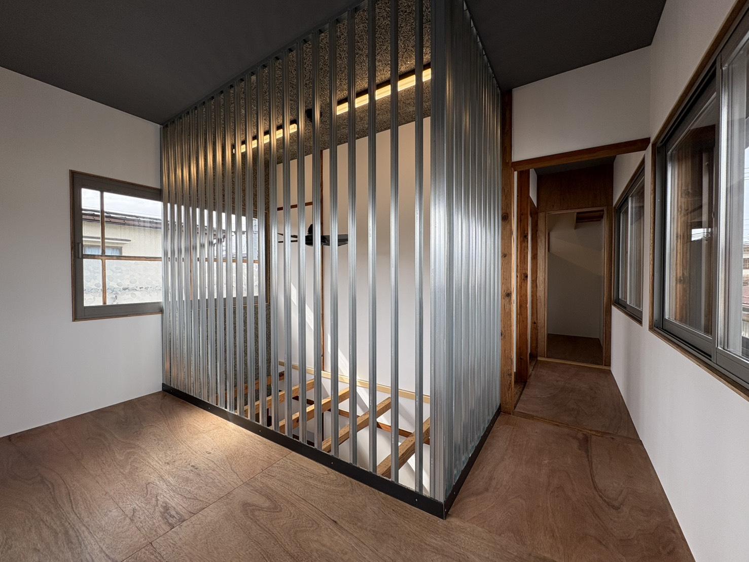 山形県山形市長町の賃貸物件/2階部分は基本的に居室としての利用を想定しておりませんが、光がたっぷり入る気持ちのいい空間。軽量鉄骨の下地材を吹き抜けの転落防止柵に流用。