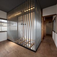 山形県山形市長町の賃貸物件/2階部分は基本的に居室としての利用を想定しておりませんが、光がたっぷり入る気持ちのいい空間。軽量鉄骨の下地材を吹き抜けの転落防止柵に流用。