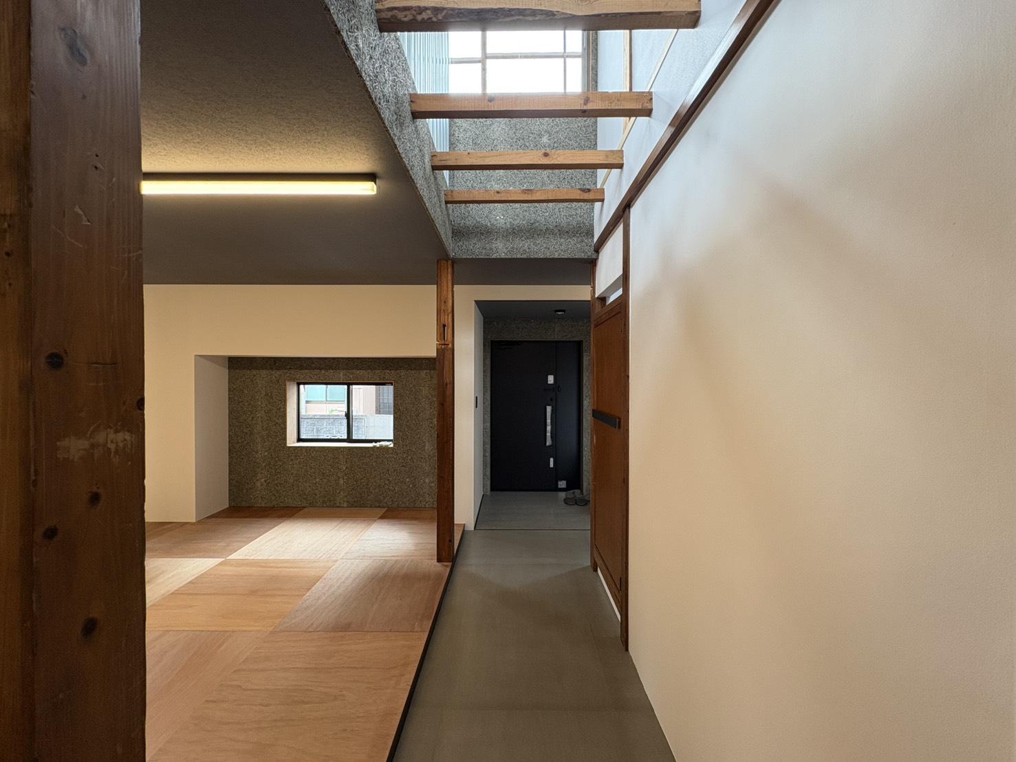 山形県山形市長町の賃貸物件/玄関と土間スペースとリビングの曖昧な境界。アイアンの框が個人的には推しポイントです。