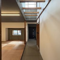 山形県山形市長町の賃貸物件/玄関と土間スペースとリビングの曖昧な境界。アイアンの框が個人的には推しポイントです。