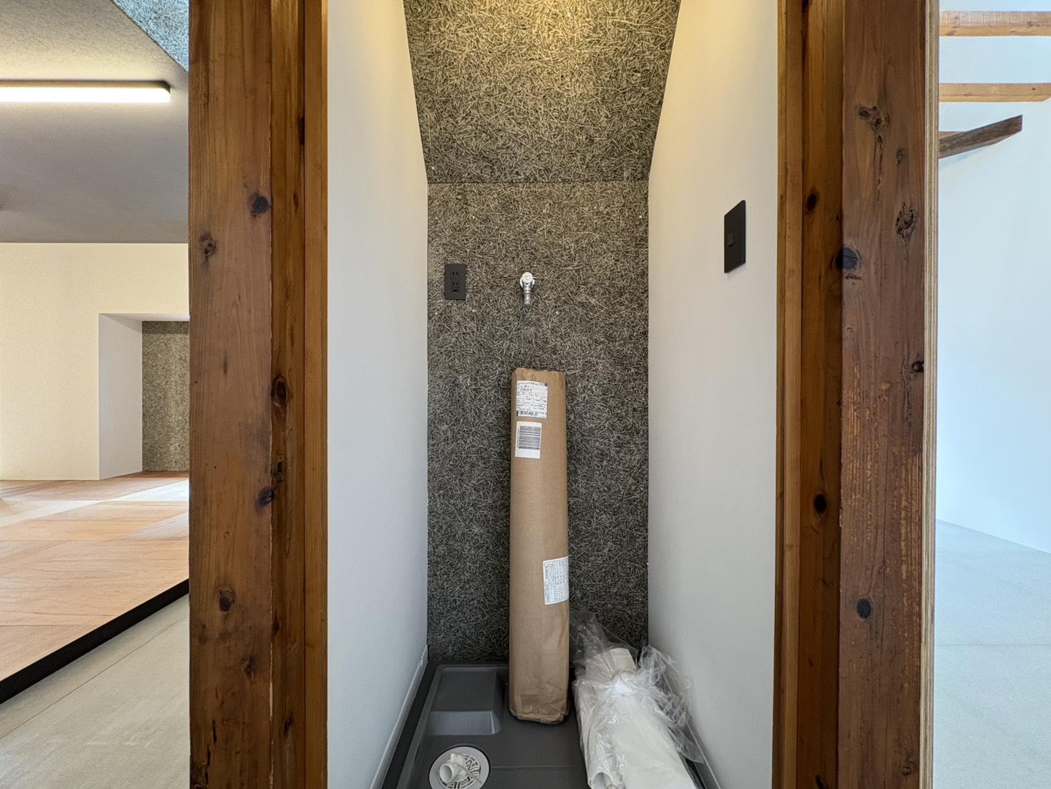 山形県山形市長町の賃貸物件/洗濯機置き場も照明が仕込んであるので明るい。既存の柱には薄っすらと古家の記憶が刻まれています。
