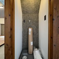 山形県山形市長町の賃貸物件/洗濯機置き場も照明が仕込んであるので明るい。既存の柱には薄っすらと古家の記憶が刻まれています。