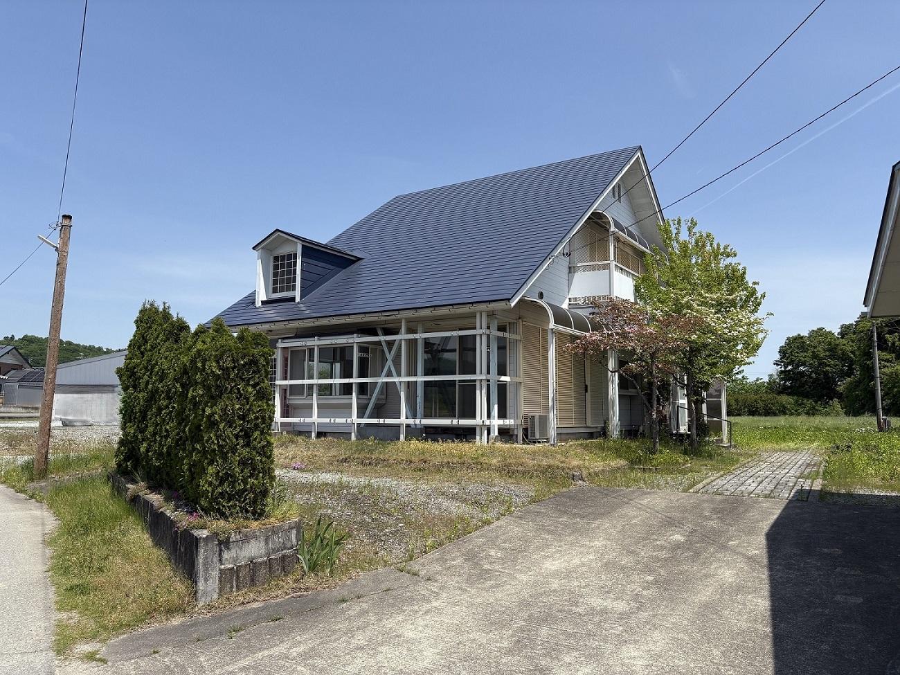 山形県村山市の売買物件/外観。空へ伸びる大屋根が、この家の個性です。