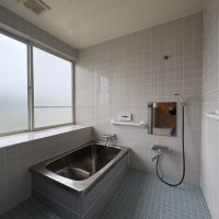 山形県村山市の売買物件/浴室。大きな窓から自然光が差し込む、開放的な空間。