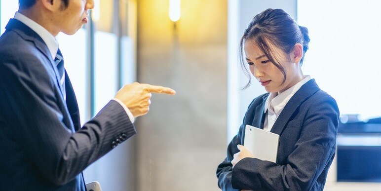 上司からパワハラを受けたらどうする？パワハラの判断基準・対処法・相談窓口を解説