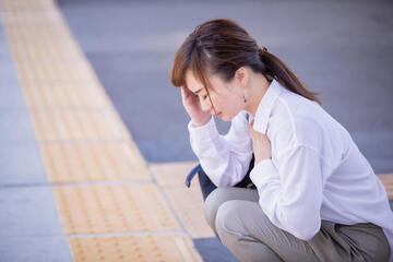 適応障害で悩んでいるときは退職代行がおすすめ！メリットや辞めるまでの流れを解説