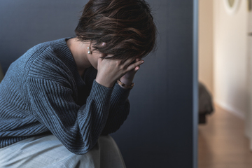 適応障害で仕事に行けないほどの不調が見られたときの原因と対処法を解説