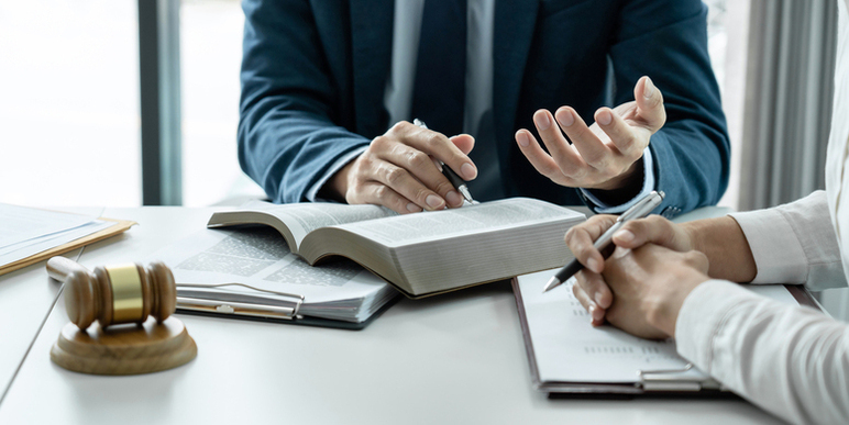 パワハラ行為を録音するのは違法？証拠集めポイントと弁護士に相談するメリットを解説