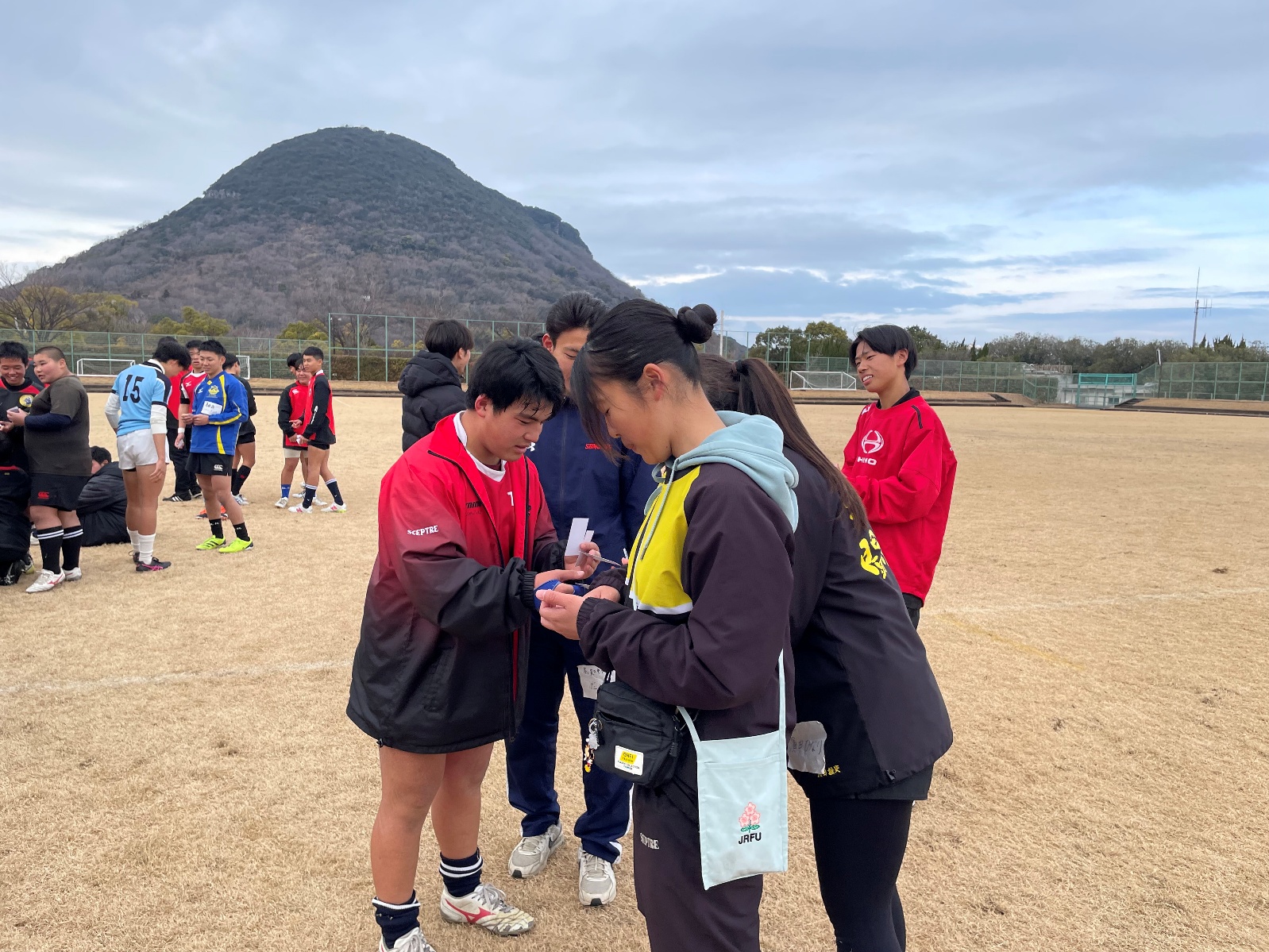 人, 屋外, 自然, 男 が含まれている画像自動的に生成された説明