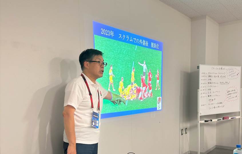 屋内, 人, テーブル, 男 が含まれている画像AI 生成コンテンツは誤りを含む可能性があります。