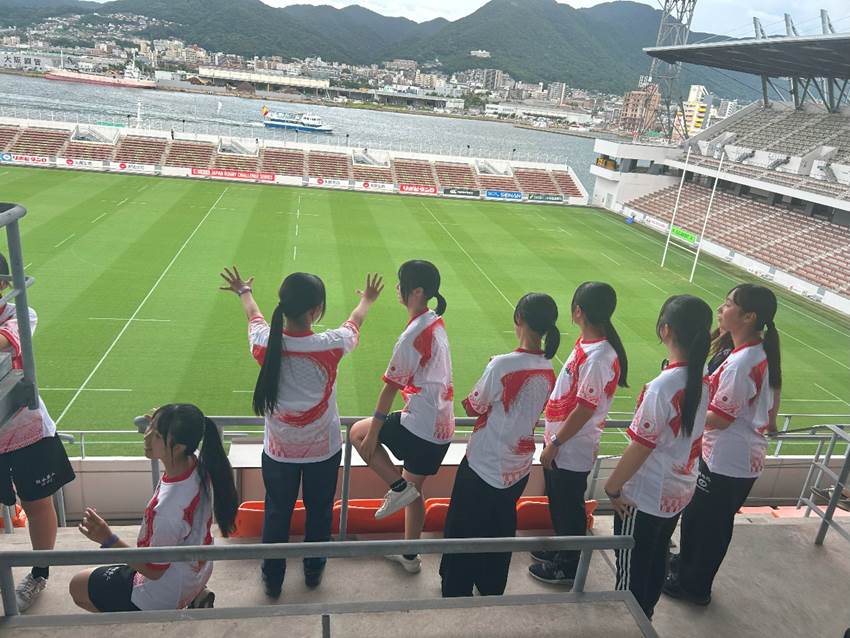 スタジアムの観客席にいる人たちAI 生成コンテンツは誤りを含む可能性があります。