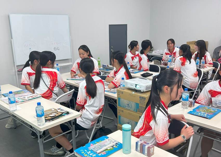机の上に座っている人たちAI 生成コンテンツは誤りを含む可能性があります。