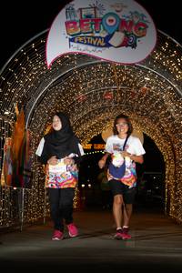 BIB: 50409
                            <button type="button" onclick="openModal(21778189)" class="btn btn-primary btn-sm float-right btn-popup" data-toggle="modal" data-target=".modal-high-quality">
                        <i class="fas fa-shopping-cart"></i> Add to Cart
                    </button>
                                            <button type="button" onclick="isThisMe(21778189, true)" class="btn btn-success btn-sm float-right btn-popup btn-isme hidden" data-toggle="tooltip" data-placement="bottom" title="นี่คือรูปของคุณใช่ไหม คลิกที่นี่เพื่อเอาเข้าอัลบั้ม">
                        <i class="fas fa-plus"></i> Add to album
                    </button>
                    <button type="button" onclick="isThisMe(21778189, false)" class="btn btn-warning btn-sm float-right btn-popup btn-isnotme hidden">
                        <i class="fas fa-ban"></i> Remove from album
                    </button>