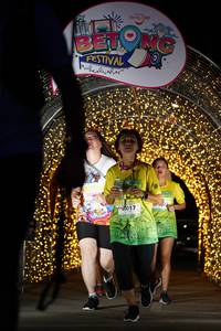 BIB: 504, 60017
                            <button type="button" onclick="openModal(21778390)" class="btn btn-primary btn-sm float-right btn-popup" data-toggle="modal" data-target=".modal-high-quality">
                        <i class="fas fa-shopping-cart"></i> Add to Cart
                    </button>
                                            <button type="button" onclick="isThisMe(21778390, true)" class="btn btn-success btn-sm float-right btn-popup btn-isme hidden" data-toggle="tooltip" data-placement="bottom" title="นี่คือรูปของคุณใช่ไหม คลิกที่นี่เพื่อเอาเข้าอัลบั้ม">
                        <i class="fas fa-plus"></i> Add to album
                    </button>
                    <button type="button" onclick="isThisMe(21778390, false)" class="btn btn-warning btn-sm float-right btn-popup btn-isnotme hidden">
                        <i class="fas fa-ban"></i> Remove from album
                    </button>