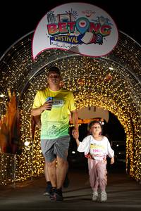 BIB: 0302, 10020
                            <button type="button" onclick="openModal(21778268)" class="btn btn-primary btn-sm float-right btn-popup" data-toggle="modal" data-target=".modal-high-quality">
                        <i class="fas fa-shopping-cart"></i> Add to Cart
                    </button>
                                            <button type="button" onclick="isThisMe(21778268, true)" class="btn btn-success btn-sm float-right btn-popup btn-isme hidden" data-toggle="tooltip" data-placement="bottom" title="นี่คือรูปของคุณใช่ไหม คลิกที่นี่เพื่อเอาเข้าอัลบั้ม">
                        <i class="fas fa-plus"></i> Add to album
                    </button>
                    <button type="button" onclick="isThisMe(21778268, false)" class="btn btn-warning btn-sm float-right btn-popup btn-isnotme hidden">
                        <i class="fas fa-ban"></i> Remove from album
                    </button>